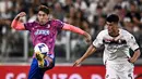 Penyerang Juventus, Dusan Vlahovic berebut bola dengan bek Salernitana Flavius ​​Daniliuc pada pekan keenam Liga Italia Serie A musim 2022/2023 di Allianz Stadium, Senin (12/8/2022) dini hari WIB.  Juventus harus puas hanya bermain imbang 2-2 kala menjamu Salernitana. (Fabio Ferrari/LaPresse via AP)