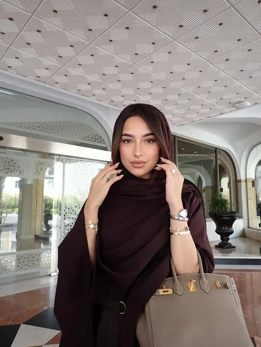 Kali ini ia tampil dalam nuansa yang lebih hangat dengan long sleeve top berwarna coklat mahogany yang dipadukan dengan kerudung senada. Warna earthy tersebut memancarkan kesan feminin dan elegan tanpa berlebihan.  [@jennifercoppenreal20].