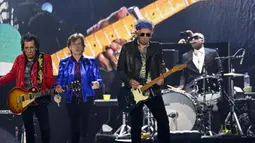 Band rock Inggris The Rolling Stones tampil pada konser Stones Sixty European Tour di Veltins Arena, Gelsenkirchen, Jerman, 27 Juli 2022. The Rolling Stones akan bermain di seluruh Eropa musim panas ini untuk merayakan 60 tahun spesial bersama – Mick, Keith, dan Ronnie. (INA FASSBENDER/AFP)