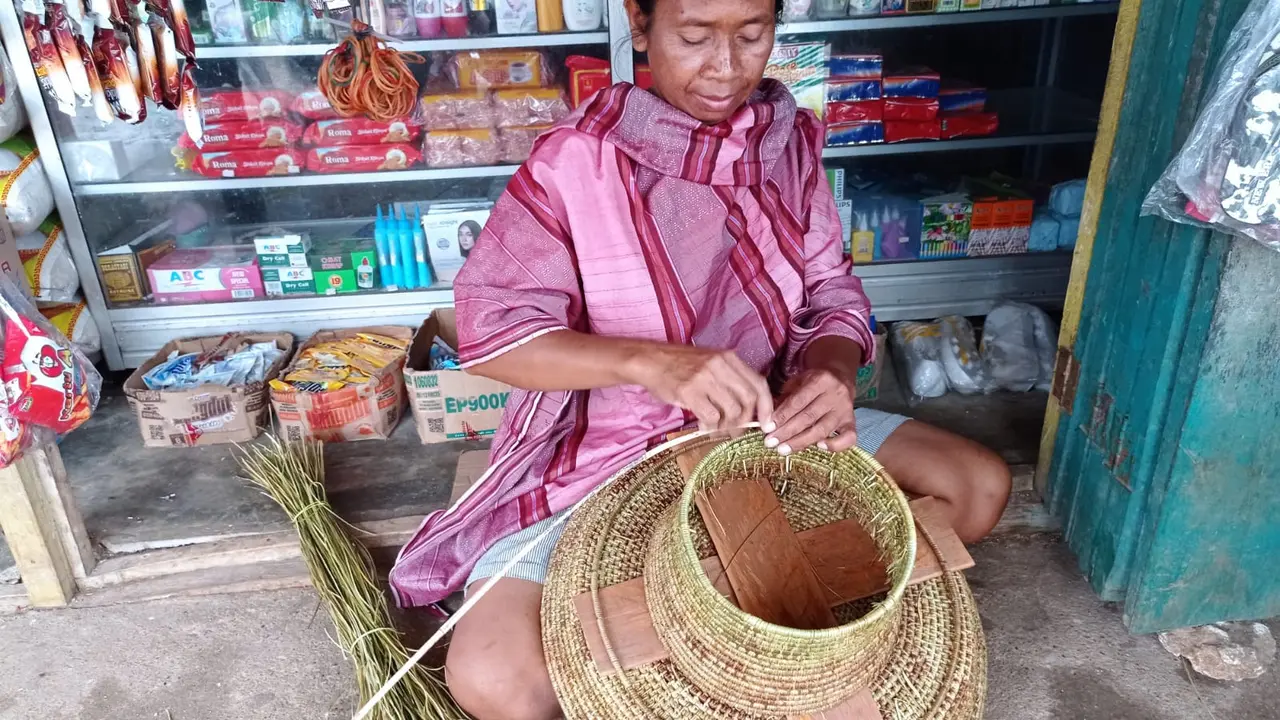 Wa Diu, perajin talang ngencu di Dusun Laganda, Desa Kaowu Kecamatan Wolowa Kabupaten Buton.(Liputan6.com/Ahmad Akbar Fua)