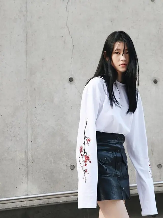 [Bintang] Makin Kekinian Pakai Baju Lengan Super Panjang. Berani Coba?