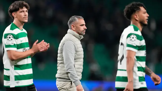 Pelatih Sporting CP Rui Borges dan para pemainnya