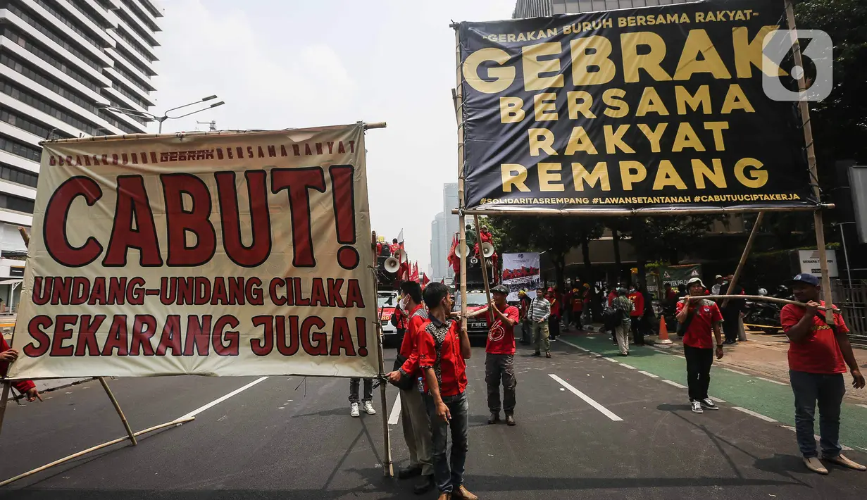 Aksi ini bertepatan dengan pembacaan putusan oleh Mahkamah Konstitusi terkait gugatan atas UU Ciptaker. (Liputan6.com/Faizal Fanani)