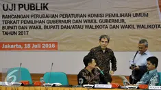 Plt Ketua KPU Hadar Nafis Gumay (kedua kiri), bersama Anggota KPU Arief Budiman (kedua kanan), Juni Ardiantoro (kiri), Ferry Kurnia saat menghadiri acara Uji Publik Pilkada Serentak 2017 di Gedung KPU, Jakarta, Senin (18/7). (Liputan6.com/Johan Tallo)