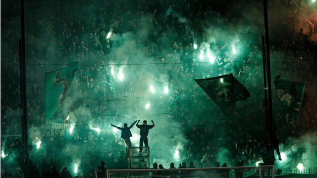 Laga di Liga Yunani antara Panathinaikos versus Olympiakos ditunda karena penonton bentrok dengan polisi di lapangan sesaat sebelum laga berlangsung, Sabtu (21/11/2015). 