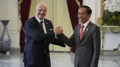 Presiden RI, Joko Widodo menyambut kedatangan Presiden FIFA Gianni Infantino di Istana Merdeka, Jakarta, Selasa (18/10) siang WIB. (AP/Achmad Ibrahim)
