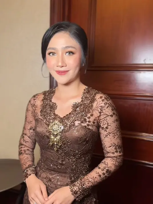 Jadi pengantar Valerie Tifanka, Febby Rastanty kenakan kebaya v-neck berwarna cokelat gelap dan bros [@febbyrastanty]