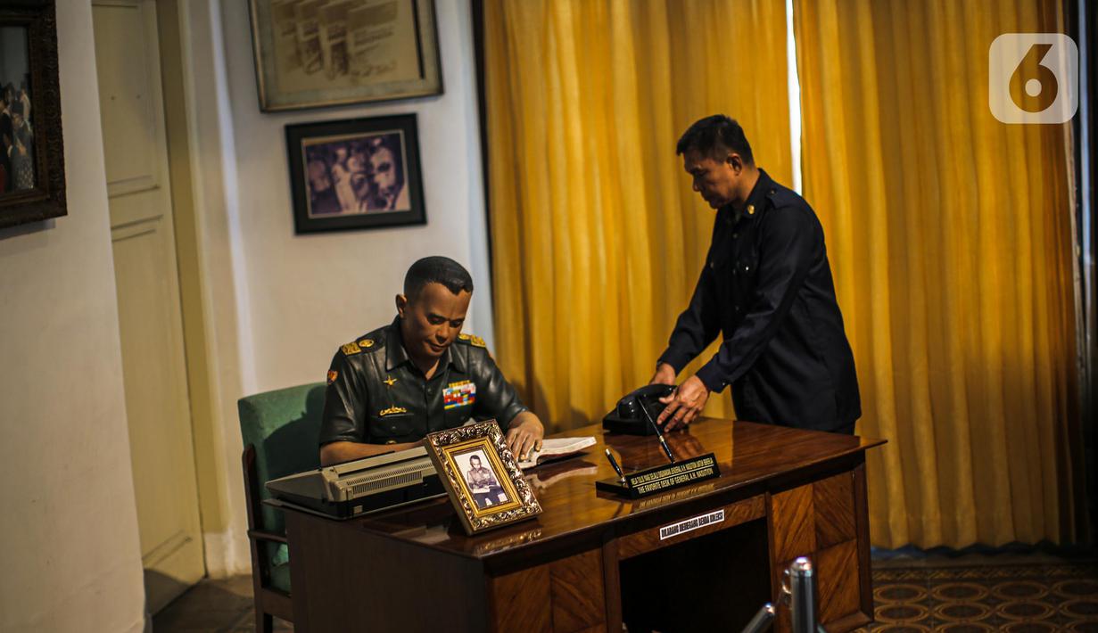 Petugas mengecek diorama di Museum Jenderal Besar DR AH Nasution, Jakarta, Rabu (28/9/2022). Tanggal 1 Oktober diperingati sebagai Hari Kesaktian Pancasila untuk mengenang korban dari peristiwa G30S/PKI yang juga merenggut nyawa putri Jenderal Besar Nasution, Ade Irma Suryani Nasution. (Liputan6.com/Faizal Fanani)