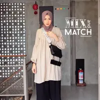 Hijab influencer ini punya berbagai cara untuk tampil attractive dengan outfit monokrom. (Sumber foto: bellattamimi/instagram)