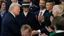 Setelah pidato pelantikan, acara dilanjutkan dengan perpisahan dengan mantan Presiden dan Wakil Presiden Amerika Serikat. (Julia Demaree Nikhinson/AFP)