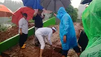 Gubernur Jawa Barat Dedi Mulyadi menanam pohon di lahan kawasan Hibisc Fantasy Puncak yang akan dibongkar karena melanggar izin. (dok. Liputan6.com/Achmad Sudarno)