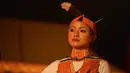 Seorang penari mengenakan baju tradisional tampil di hari terakhir Festival Tawang di perbatasan Indo-China, utara timur negara bagian Arunachal Pradesh, India (23/10). (AFP/ Tauseef Mustafa)
