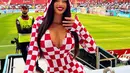 Unggahan Ivana Knoll mengenakan pakaian tersebut mengundang kontroversi karena adanya larangan yang diterapkan oleh tuan rumah Piala Dunia 2022, Qatar. (FOTO: instagram.com/knolldoll/)