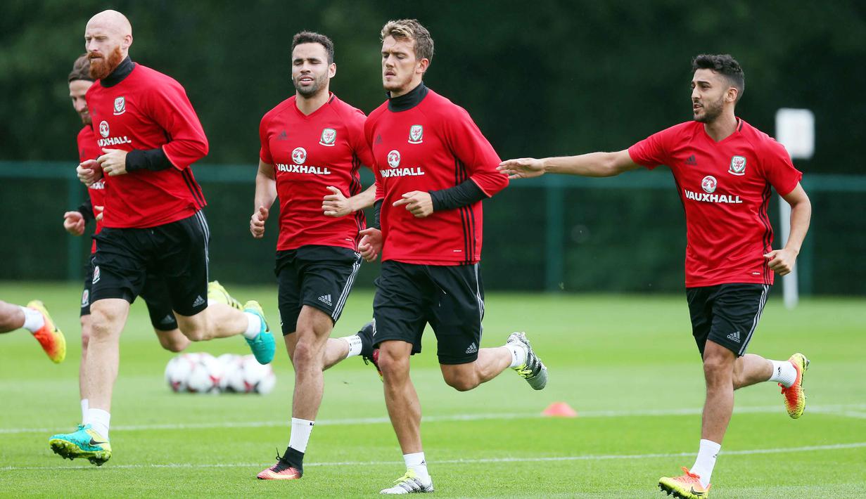 Timnas Wales, James Collins, Hal Robson-Kanu dan Neil Taylor berlatih sebelum melawan Moldova pada kualifikasi piala Dunia 2018 di  The Vale Resort, Hensol, Vale of Glamorgan, Wales (31/8/16) (Action Images via Reuters/Matthew Childs)