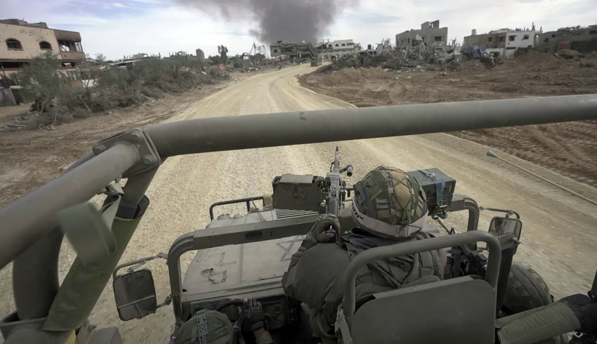 Tentara Israel terlihat saat operasi darat di Jalur Gaza, Palestina, Rabu (22/11/2023). Militer Israel melakukan operasi darat ke Jalur Gaza untuk mencari militan Hamas. (AP Photo/Victor R. Caivano)