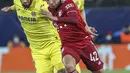 Gelandang Bayern Munchen, Jamal Musiala berusaha melewati pemain Villarreal, Etienne Capoue pada pertandingan leg pertama perempat final Liga Champions di stadion La Ceramica di Vila-real, Kamis (7/4/2022). Villarreal menang tipis atas Bayern Munchen 1-0. (AP Photo/Alberto Saiz)