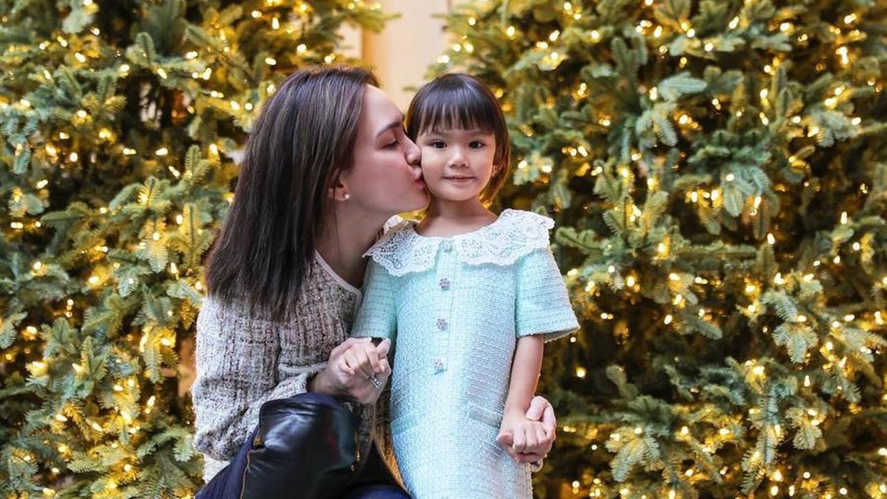 Ibu dan Anak Berdandan Cantik Sekali