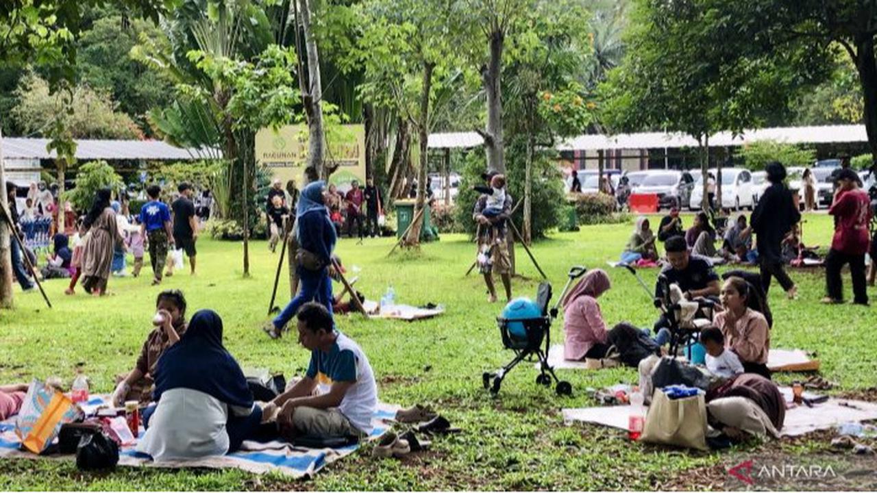 Libur Lebaran, Warga Pilih Berwisata ke Ragunan Karena Murah dan Edukatif