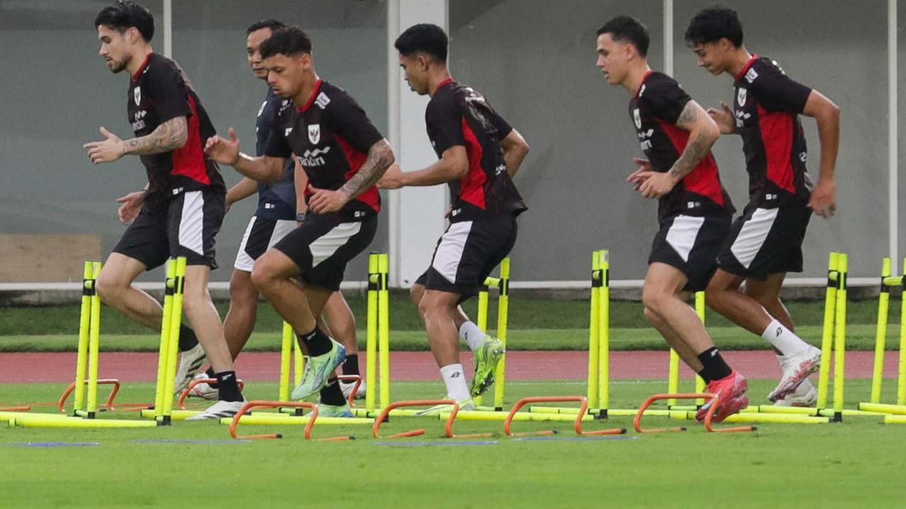 FOTO: Jelang Lawan Bahrain, Timnas Latihan di Stadion Madya Senayan