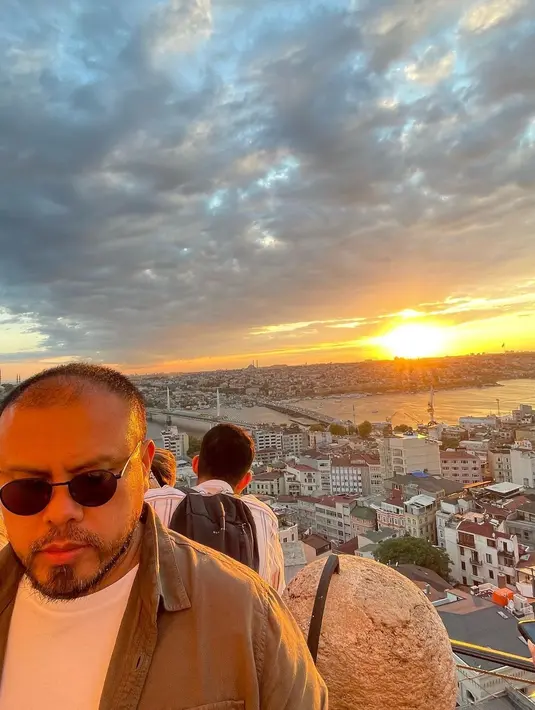 Mengunggah foto dengan latar suasana perkotaan Istanbul tersiram cahaya jingga matahari yang hendak terbenam, Joko Anwar tampil gaya dengan kacamata hitam seraya ogah menatap kamera. Sejumlah selebritas menyelamati liburan ala Joko Anwar dengan cara unik. “Happy Holiday,” cetus Ratu Felisha di kolom komentar. “Semalam aku mimpi kau dikejar-kejar setan api,” celoteh Tara Basro. (Foto: Dok. Instagram @jokoanwar)