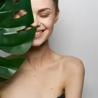 Ilustrasi perempuan melakukan perawatan kulit. (c) Shutterstock/ViChizh