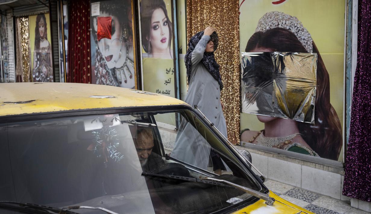 <p>Misi PBB di Afghanistan, atau UNAMA, menggunakan Twitter untuk mendesak Taliban agar menghentikan dekrit tersebut. (AP Photo/Bernat Armangue, File)</p>