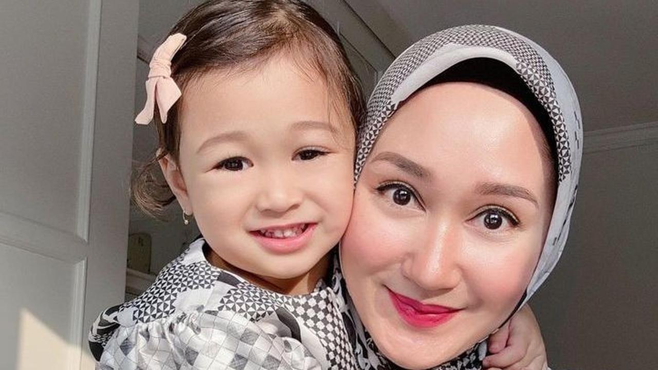 Potret Dian Pelangi dan Rumi tampak begitu mirip. Saking miripnya, potret ibu dan anak tersebut ramai disebut kembar.