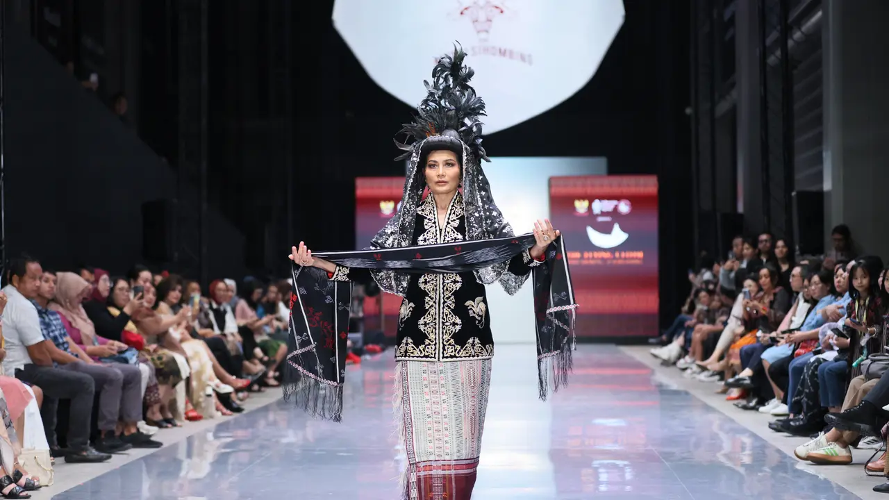 Merdi Sihombing, Mengubah Kain Ulos Menjadi Fashion Modern yang Berkelanjutan
