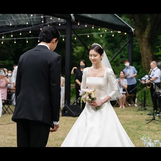 Potret Cantik Jang Nara Menikah Kenakan Gaun Satin Polos Layaknya Pernikahan di Drama Korea