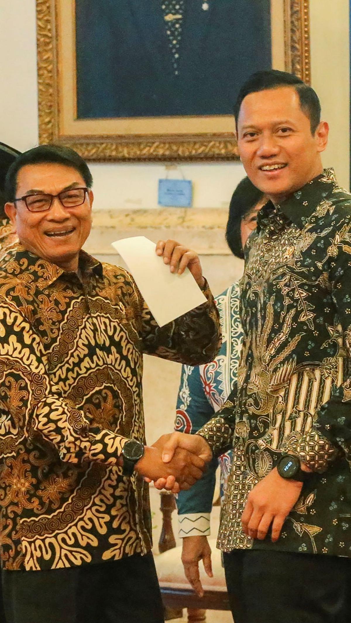 Setelah bersalaman, AHY dan Moeldoko terlihat sempat berbincang sejenak.