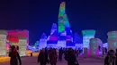 Setidaknya dibutuhkan sekitar 330 ribu kubik es dan saju untuk membuat aneka bangunan di Festival Es dan Salju, Harbin, Tiongkok, Rabu (4/1). ( AFP PHOTO / Nicolas ASFOURI)