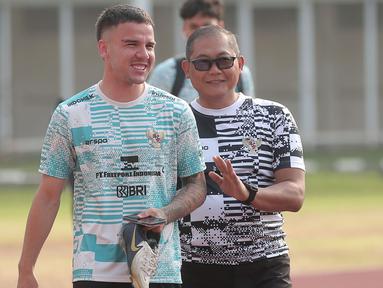 Calon pemain naturalisasi Timnas Indonesia, Calvin Verdonk muncul di Stadion Madya, Gelora Bung Karno, Senayan, Jakarta, Jumat (31/5/2024) pagi WIB. Pesepak bola yang kini tengah memperkuat NEC Nijmegen di Eredivisie tersebut langsung mengikuti latihan bersama skuad Timnas Indonesia yang tengah bersiap melakoni partai uji coba kontra Tanzania pada 2 Juni 2024 mendatang. Proses naturalisasi bek berusia 27 tahun tersebut tengah dipercepat agar dapat diturunkan saat Timnas Garuda menghadapi Filipina Juni mendatang. (Bola.com/M Iqbal Ichsan)