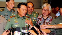 Panglima TNI Moeldoko saat memberikan keterangan kepada wartawan di Markas Besar TNI, Cilangkap, Jakarta, Kamis (12/3/2015). Program TNI mendengar mengangkat tema ketahanan di bidang energi dengan berbagai permasalahannya. (Liputan6.com/Yoppy Renato)