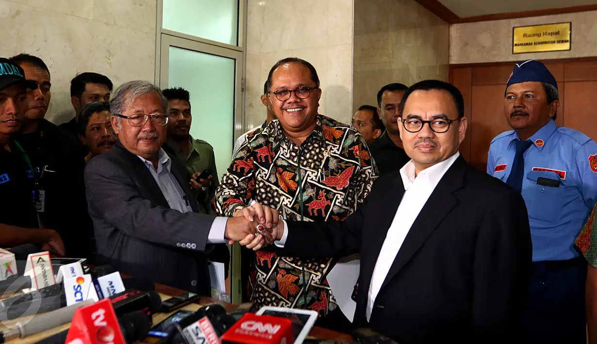Kedua Wakil Ketua MKD, Hardi Soesilo (kiri), Junimart Girsang (Tengah) bersama Menteri Energi dan Sumber Daya Mineral (ESDM) Sudirman Said usai melakukan pertemuan, di Komplek Parlemen, Jakarta, Senin (16/11/2015). (Liputan6/JohanTallo)