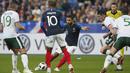 Gelandang Prancis, Nabil Fekir, melepaskan tendangan ke gawang Irlandia pada laga persahabatan di Stadion Stade de France, Senin (28/5/2018). Prancis menang 2-1 atas Irlandia. (AP/Thibault Camus)