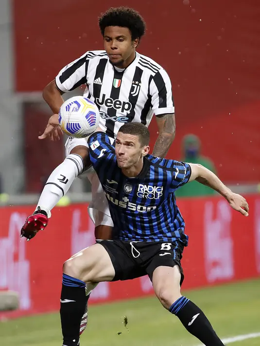 Gelandang Juventus, Weston McKennie dan bek Atalanta, Robin Gosens berebut bola pada final Coppa Italia 2021 di Stadion Mapei - Citta del Tricolore, Kamis (20/5/2021) dinihari WIB. Juventus menjadi juara Coppa Italia 2020-2021 setelah mengalahkan Atalanta 2-1. (AP Photo/Antonio Calanni)