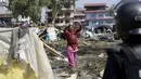 Warga mengaku takut kembali ke desa mereka karena trauma terhadap gempa yang melanda desa mereka di Chuchepati, Kathmandu, Nepal, Selasa (14/3). Setelah dua tahun berdiri, ratusan tenda untuk menampung korban gempa Nepal ini dirobohkan. (AP Photo)