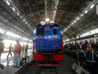 Lokomotif Bon-Bon yang membawa rangkaian kereta Djoko Kendil meninggalkan Stasiun Jakarta Kota dalam kegiatan Kereta Bersejarah Menyapa, Rabu (17/8/2022). Selain untuk memperlihatkan kereta bersejarah yang beroperasi pada era kolonial Belanda di tahun 1925, kegiatan tersebut juga bertujuan untuk memperingati HUT ke-77 Kemerdekaan Republik Indonesia. (Liputan6.com/Faizal Fanani)