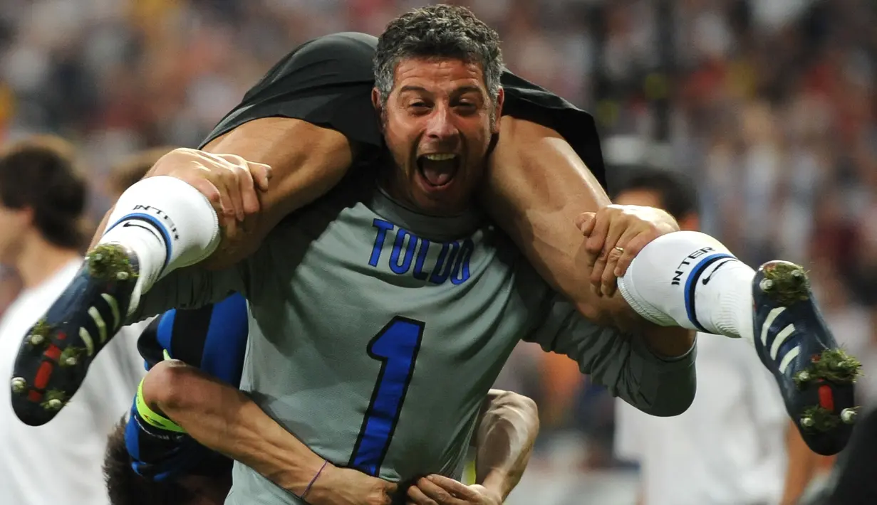 Selama 9 musim berseragam Inter Milan, Francesco Toldo yang didatangkan dari Fiorentina tercatat hanya menjadi pilihan utama dalam 4 musim pertamanya, mulai 2001/2002 hingga 2004/2005. Sejak awal musim 2005/2006 hingga memutuskan pensiun pada 2009/2010, ia harus rela menjadi pelapis Julio Cesar yang baru didatangkan dari Flamengo. Hingga pensiun pada Juli 2010, Francesco Toldo total bermain dalam 234 laga di semua ajang bareng Inter Milan, dengan raihan 5 trofi Serie A, 3 Coppa Italia, 3 Supercoppa Italiana dan 1 trofi Liga Champions. (AFP/Christophe Simon)