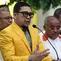 Wakil Ketua Umum Partai Golkar Ahmad Doli Kurnia bersama Sekjen Partai Keadilan Sejahtera (PKS) Habib Aboe Bakar Alhabsyi bersiap memberikan keterangan usai pertemuan tertutup di Kantor Partai Golkar, Jakarta, Selasa (7/2/2023). Pertemuan tersebut sebagai ajang silaturahmi dan konsolidasi jelang Pemilu 2024. (Liputan6.com/Johan Tallo)