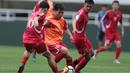 Para pemain Korea Utara  berebut bola pada sesi uji coba lapangan di Stadion Pakansari, Bogor, (26/4/2018). Korea Utara akan mengikuti ajang PSSI Anniversarry Cup 2018. (Bola.com/Nick Hanoatubun)