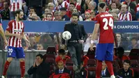 Pelatih Atletico Madrid, Diego Simeone (tengah) sedang beraksi saat menjamu Bayern Munchen, di Stadion Vicente Calderon, Kamis (28/4/2016) dini hari WIB. Atletico Madrid unggul 1-0 berkat gol Saul Niguez pada menit ke-11.  (Reuters/Paul Hanna)