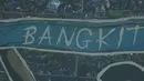 Koreografi dengan tulisan ‘BANGKIT’ menjadi pelecut semangat skuat Maung Bandung melawan Mitra Kukar pada laga Liga 1 Indonesia 2018 di Stadion GBLA, Bandung, Jawa Barat, Minggu (8/4/2018). Persib Bandung menang 2-0. (Bola.com/Nick Hanoatubun)