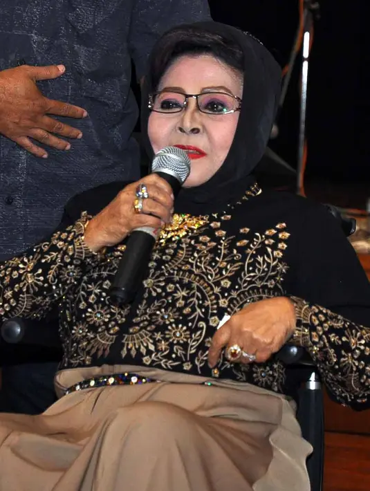 "Ibu kalau di belakang sampai berdarah akhirnya dibawa pulang. Saya jemput ke bandara, dibawa ke rumah sakit HB-nya tinggal 4, setengah sadar. Setelah itu November lalu ibu nggak mau dahar (makan)."ujar Ari di Jakarta beberapa hari dilansir dari Liputan6.