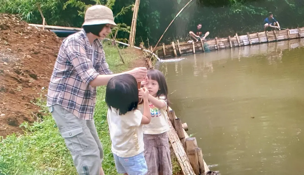 Foto ketika Sofia Yulinar momong dua anak gadisnya. Dari keterangan tempat yang ditambahkan di unggahannya ini, ini adalah momen liburan Sofia Yulinar bareng dua anaknya di Ciwidey, Bandung. Usia Kyla dan Zara yang hanya terpaut usia 1 tahun, tak heran jika kakak adik yang kini sama-sama terjun jadi artis ini sangat dekat sedari dulu, terlihat dari foto lawas tersebut. (Liputan6.com/IG/@mrssaladin)