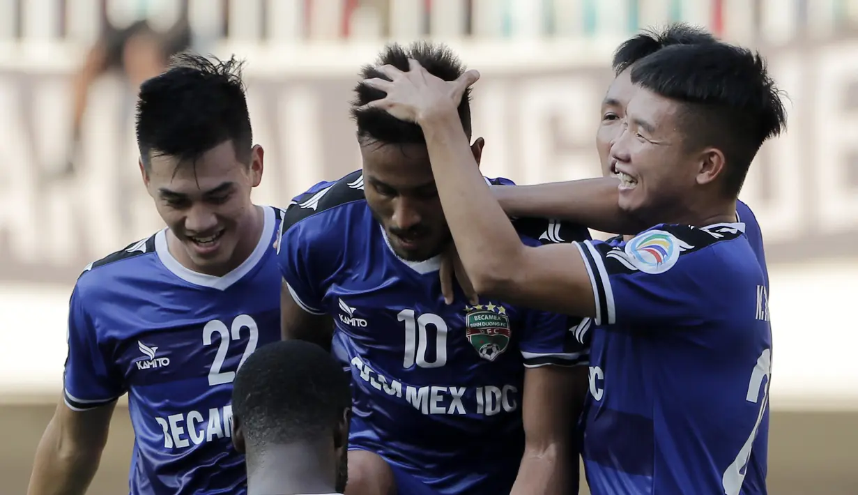 Pemain Becamex Binh Duong merayakan gol yang dicetak oleh Wander Luiz ke gawang PSM Makassar pada laga semifinal Zona ASEAN Piala AFC 2019 di Stadion Pakansari, Rabu (26/6). PSM menang 2-1 atas Becamex Binh Duong. (Bola.com/M Iqbal Ichsan)