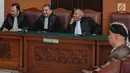 Terdakwa Ahmad Dhani saat menjalani sidang lanjutan atas kasus ujaran kebencian di Pengadilan Negeri Jakarta Selatan, Senin (19/11). Sidang pembacaan tuntutan JPU atas Ahmad Dhani ditunda hingga 26 November 2018. (Liputan6.com/Faizal Fanani)