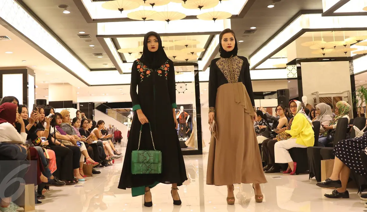 Model memperagakan busana batik pada soft launching New Playground-The Legacy, Lippo Mall Kemang, Jakarta, Rabu (12/10). Kegiatan ini untuk melestarikan warisan budaya Indonesia dan mendorong perkembangan fashion. (Liputan6.com/Immanuel Antonius)