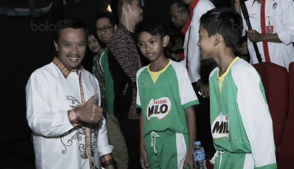 Menpora, Imam Nahrawi berbincang dengan pesepak bola muda di kantor Kemenpora, Jakarta, Senin (14/8/2017). Menpora melepas 10 siswa SD untuk berlatih ke Barcelona. (Bola.com/M Iqbal Ichsan)