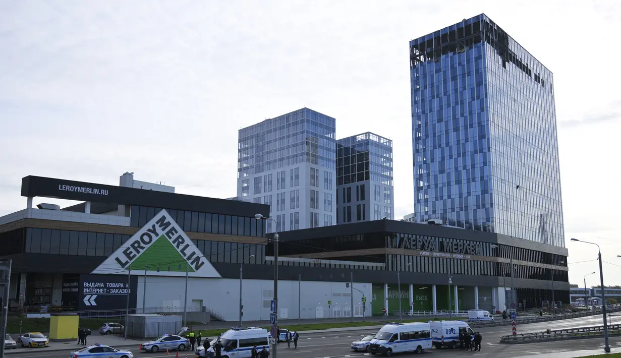 Pemandangan gedung yang rusak terlihat setelah serangan drone yang dilaporkan terjadi di Moskow, Rusia, Senin, 24 Juli 2023. (AP Photo)